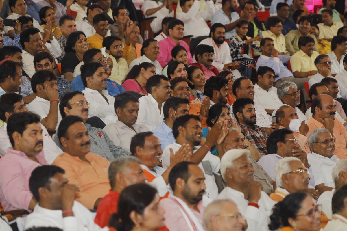 AmitShah's tweet photo. कांग्रेस एंड कंपनी को देश की सेना पर विश्वास नहीं है, न्यायपालिका पर विश्वास नहीं है, देश की संसद और संवैधानिक संस्थाओं पर विश्वास नहीं हैं, उनका एकमात्र मंत्र किसी भी तरह से केवल सत्ता प्राप्त करना है।
लेकिन देश की जनता इन सबको अच्छे से जानती है और 2019 में भी इन्हें जवाब देगी। https://t.co/8Y2IAQO7Ty