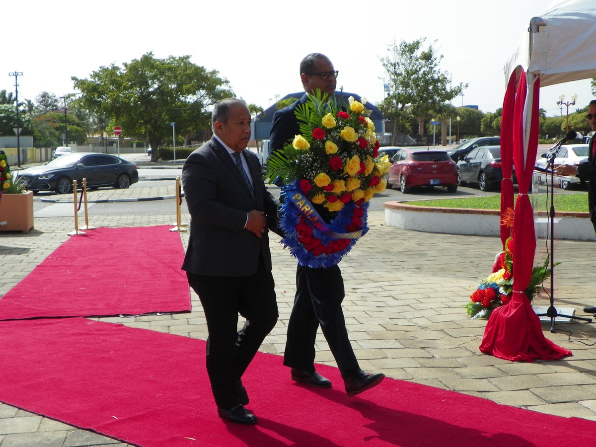 VzlaenAruConsul's tweet photo. #Aruba Cónsul General @CarlosMataCMF junto al Cuerpo Consular y las altas autoridades de Aruba rinden honores ante la Estatua Ecuestre del Libertador Simón Bolívar en la conmemoración de los 207 Años de Independencia de Venezuela #IndependenciaParaSiempre https://t.co/576r7P92wm