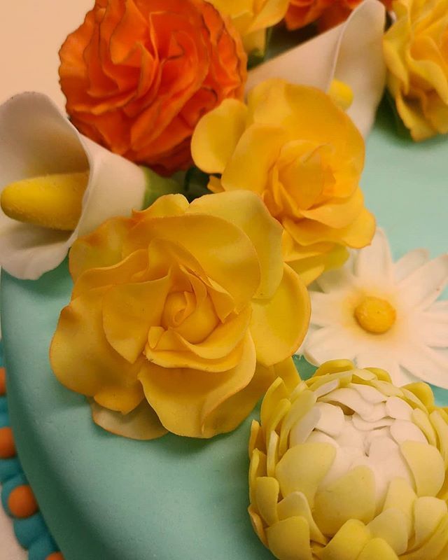 marcosbakeoff2's tweet photo. #tbt de um bolo florido pra combinar com este sol da hora do almoço! 🎂🌹🌻🌼🌿🌞 #wiltonmethod #wiltonscakes #floresdeacucar #sugarflowers #vamosfloriromundo https://t.co/FOJWlvK9Bk https://t.co/km4Whtyyl4
