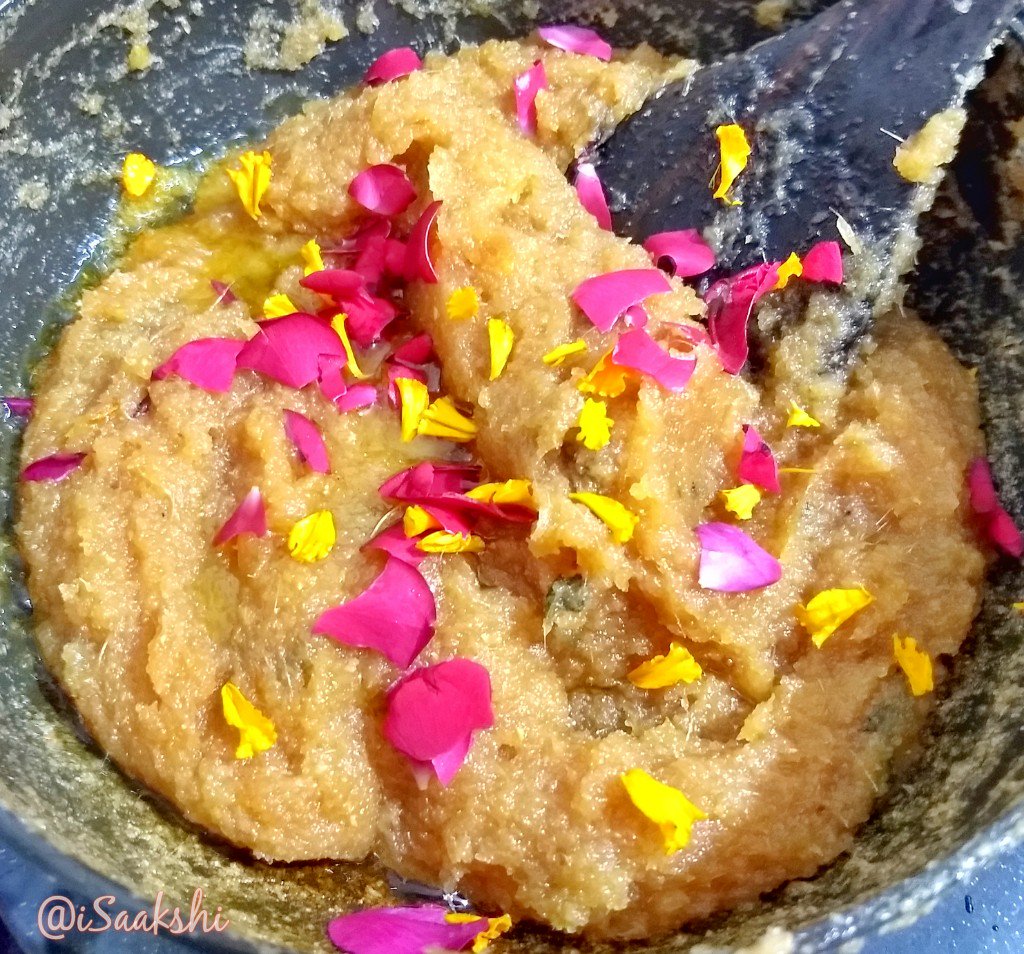 iSaakshi's tweet photo. #Ginger-#Mango #Barfis we in Mah call it #Alepak π #KitchenYoga #DesiTadka https://t.co/1STXMqIB9p