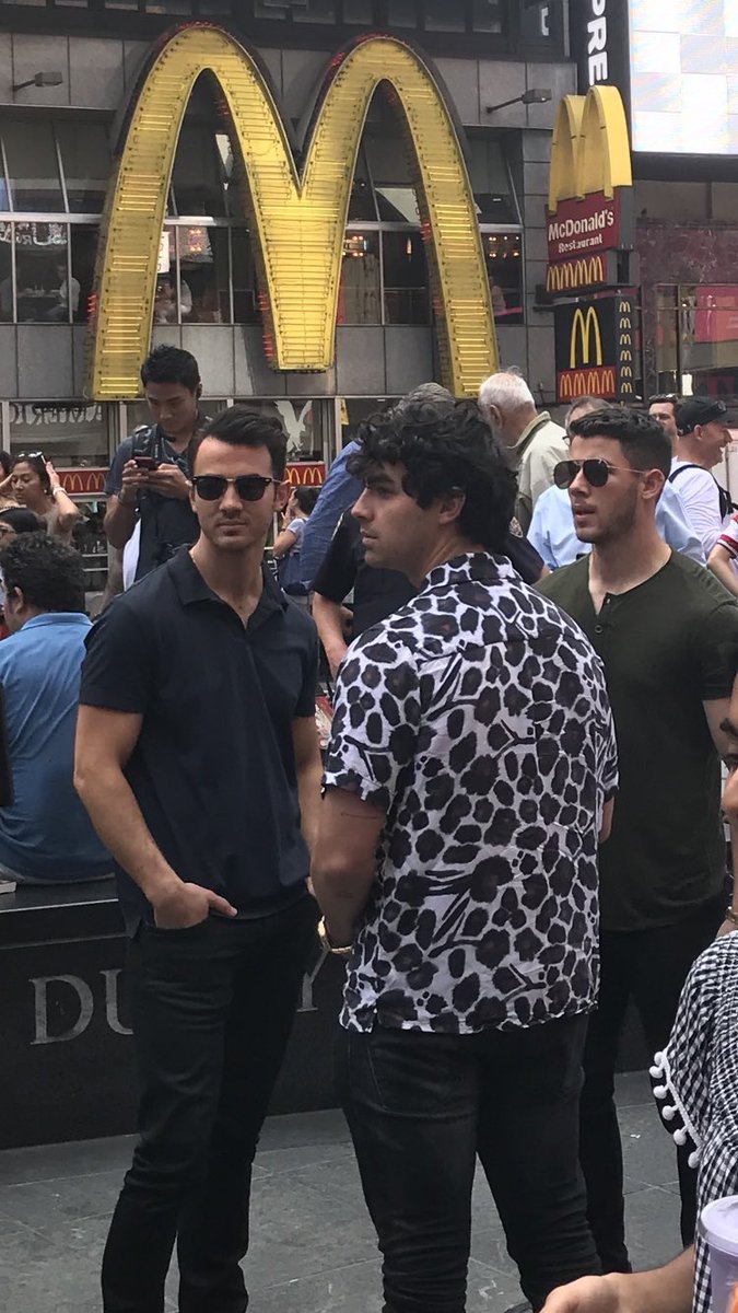 _xclaire's tweet photo. I'm having a déjà vu #JonasBrothers
@kevinjonas @joejonas @nickjonas https://t.co/LSv34mtP80