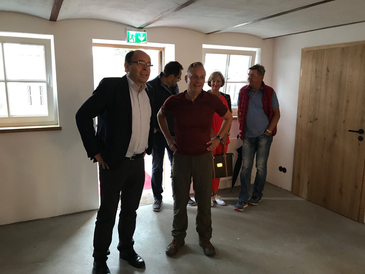 VdWRW's tweet image. Wandersitzung 2018 der Arbeitsgemeinschaft Wohnungswirtschaft Südwestfalen in #Hallenberg mit Bürgermeister Michael #Kronauge. Über 30 Wohnungsunternehmen bündeln ihre Interessen in einem starken Netzwerk für die Region.