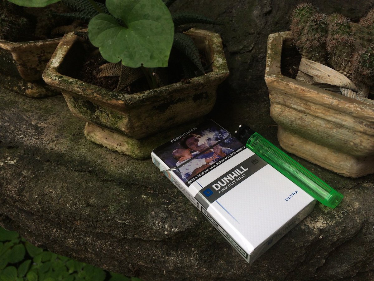 jdylansx's tweet image. Percaya nggak percaya, ada lho rokok yang bau asepnya nggak nempel. Lo nongkrong bareng temen lo juga nggak minder. Cobain deh! Dunhill Ultra. #UltraLessSMELL #LessSMELLisMore