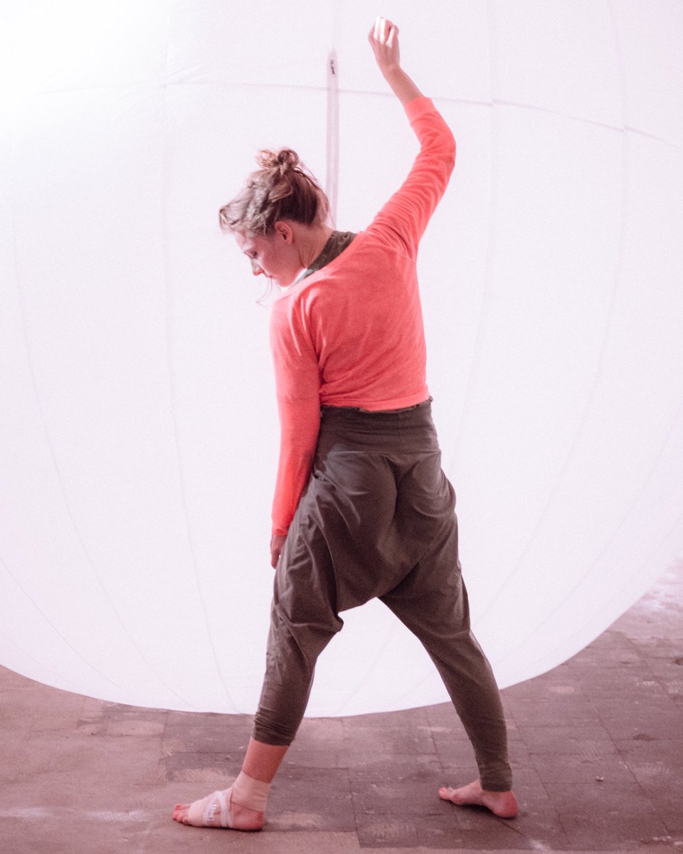 CharlottTriebus's tweet photo. At rehearsals at @kulturbunkerehrenfeld for @jungekunstfreunde of @museumludwig and @wallrafrichartzmuseum .
An impression of the zenmoment while performing although the stage is crowded with staff. Thank you, Cloud, for being such a stabile partner to me 😄
#wassiliosnikitakis https://t.co/fwUqmGwRVk