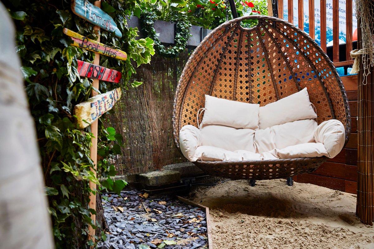 visitlondon's tweet photo. Did someone say 'brunch on the beach'? 🏖️

Feast on 🥑 &amp; 🍳 with a Bloody Mary in hand at the @Montague_Hotel! 

https://t.co/iaQsiF1iOa https://t.co/WSA23qp6Ef