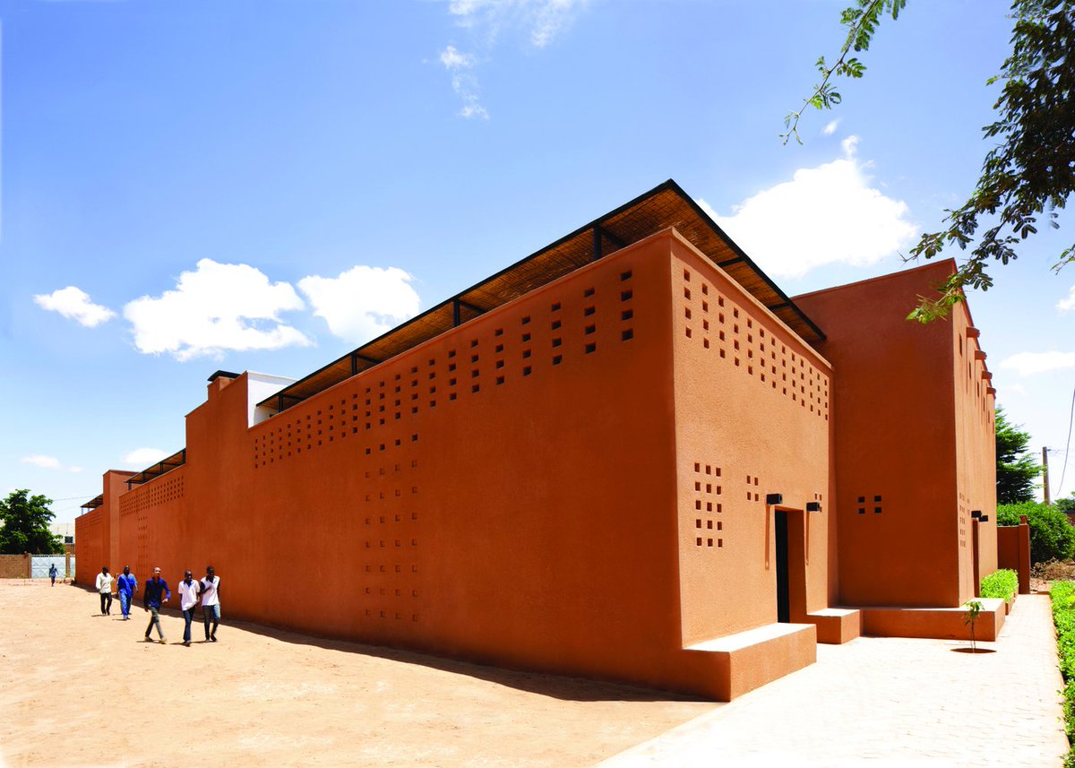 omar_degan's tweet image. How an #house in #Niger looks like....

Project by @ateliermasomi 

#architecture in #africa exist and it&apos;s beautiful!

I&apos;m in love with this project in particular for it&apos;s low impact on the surrounding.

We have beautiful Architecture in africa....we are the hub of it!!!