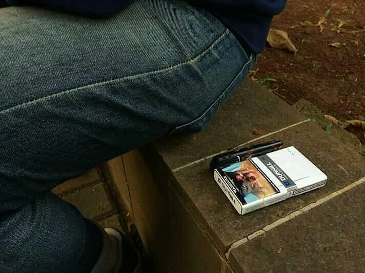 jdylansx's tweet image. Nunggu gebetan sambil ngerokok Dunhill Ultra bikin lo tetap nyaman, tetap pede ketemu si dia karena dia nggak akan keganggu sama bau rokok yang menempel. #UltraLessSMELL #LessSMELLisMore