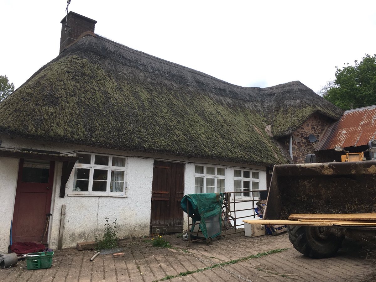 ThatchingLady's tweet photo. All finished, interesting shape. I changed the valley angle to make it wider and hopefully last longer  #thatch #Thatching #masterthatcher #ThisGirlCan #heritage https://t.co/7ZwYQMNBoE