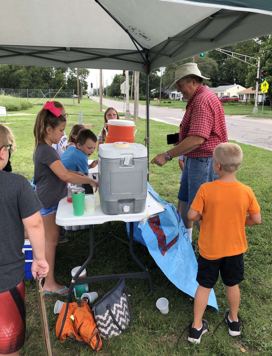 Students in the <a href="/EarhartUSD259/">EarhartUSD259</a> summer latchkey program hosted a lemonade stand at the school on Tuesday, July 3, and Thursday, July 5, to raise funds for victims of the tornado that hit Eureka, Kansas, in late June. #WPSProud bit.ly/2KRZZdC