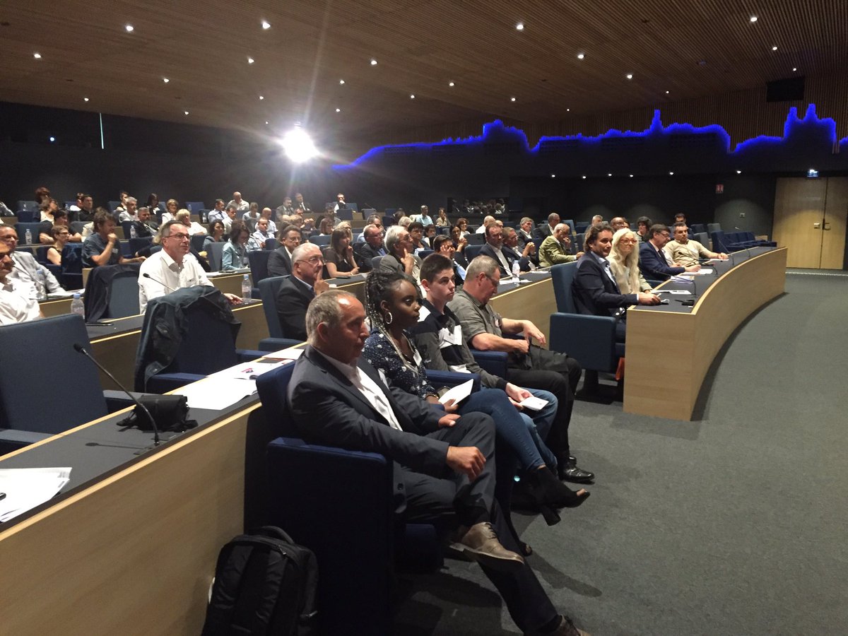 uimm_fc's tweet photo. Début de la conférence de @henryduchemin : "Leçons de management issues de la ruche" #aguimmdoubs @CCI25_numerique @uimm_fc https://t.co/lMRHeeNftE