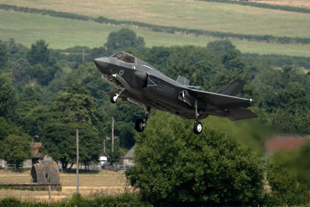 RNASYeovilton's tweet image. Great Phot by Graham Stringer.F35B flies  by @RNASYeovilton the future of Naval Aviation @KeithBlountFAA @RoyalNavy @DefenceHQ @RAFMarhamMedia with @YeoviltonAirDay dawning on Saturday.  Not joining us this year but on wish list for  #Yeovilton19  #fastjets @HMSQnlz #flynavy