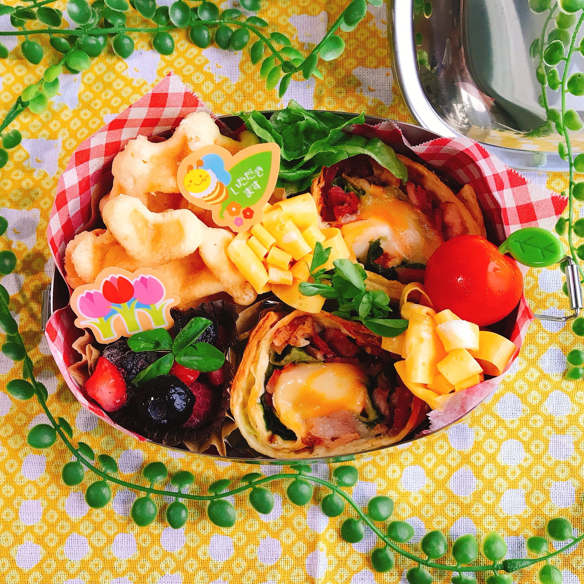 山本ちろ 妄想chiro Cafe店主 Twitterissa 焼きハイローラー ワッフル弁当 コストコのハイローラーを焼いたの好きなのですが お 弁当に入れてみました ど どうかな 汗 大雨かなり被害がありますね これ以上酷くなりませんように 娘弁当 お昼 お弁当