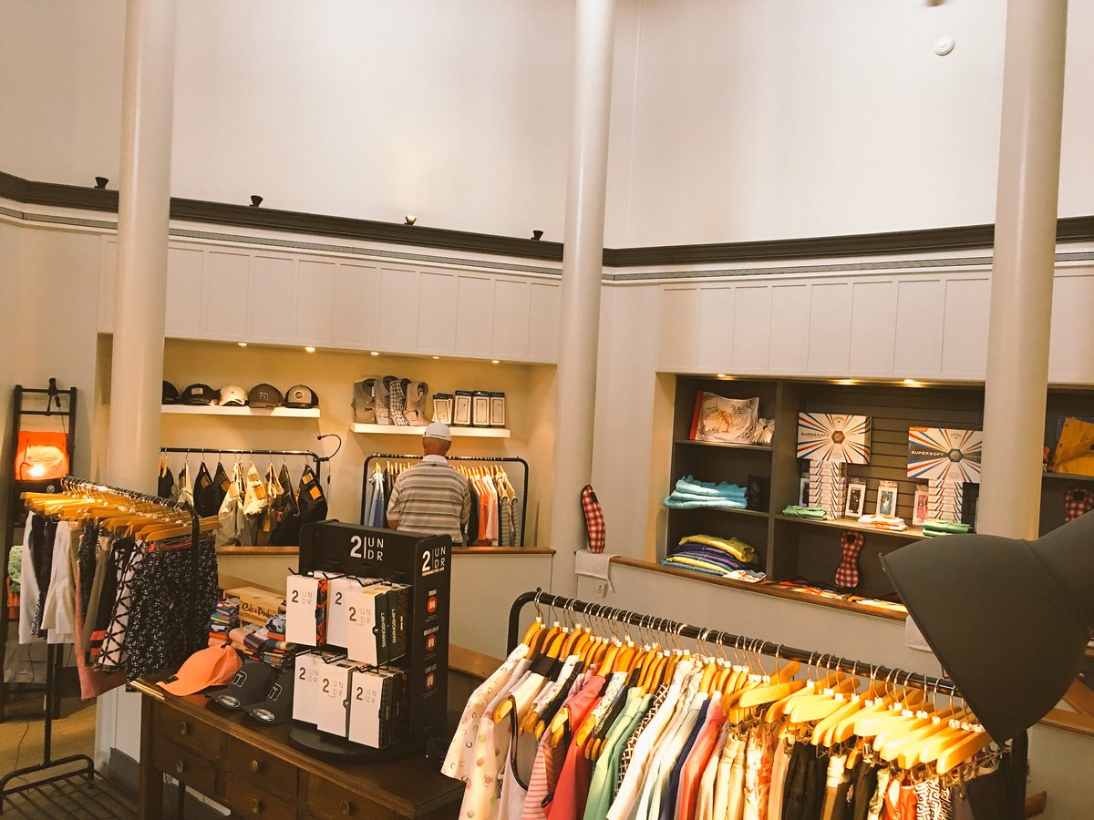 loriekanelpga's tweet photo. Ok so how awesome is this ProShop @LGCToronto extremely!!! without the bulky counter to hide behind. Way to think outside the box inviting and friendly. Oh ya shopping made easy!!!👍 https://t.co/KJCKeLflIZ