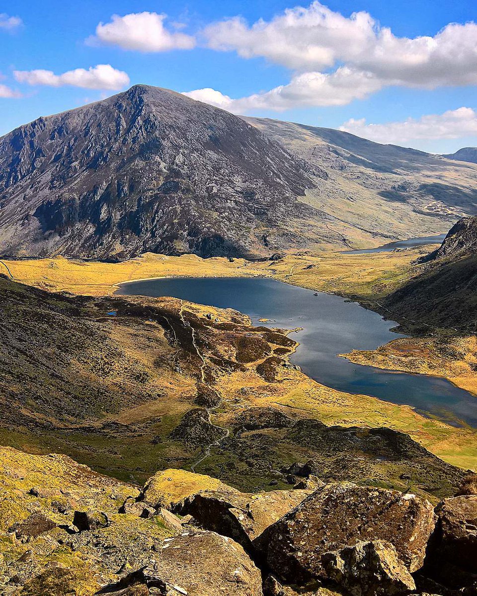visitwales's tweet photo. 📸⛰Glancing back whilst making my way towards the devil's kitchen over to Pen yr Ole Wen and Carnedd Llewelyn Snowdonia National Park, North Wales. Image and caption by Daniel Holloway https://t.co/4EePKI9UxM https://t.co/bSxi7ruc6Z