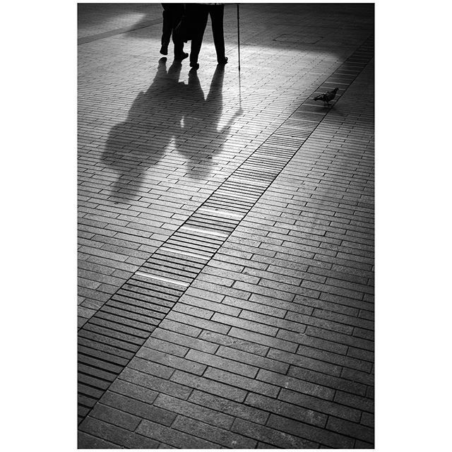 seantuck's tweet photo. If you’re worried about people being recognisable in your street shots, because it’s a sensitive issue where you live, there are other ways to capture people. #streetphotography #streetphoto_bw #blackandwhitephotography #blackandwhite #shadows #lightands… https://t.co/Ltjr8zcudR https://t.co/J7f3vq7HQK