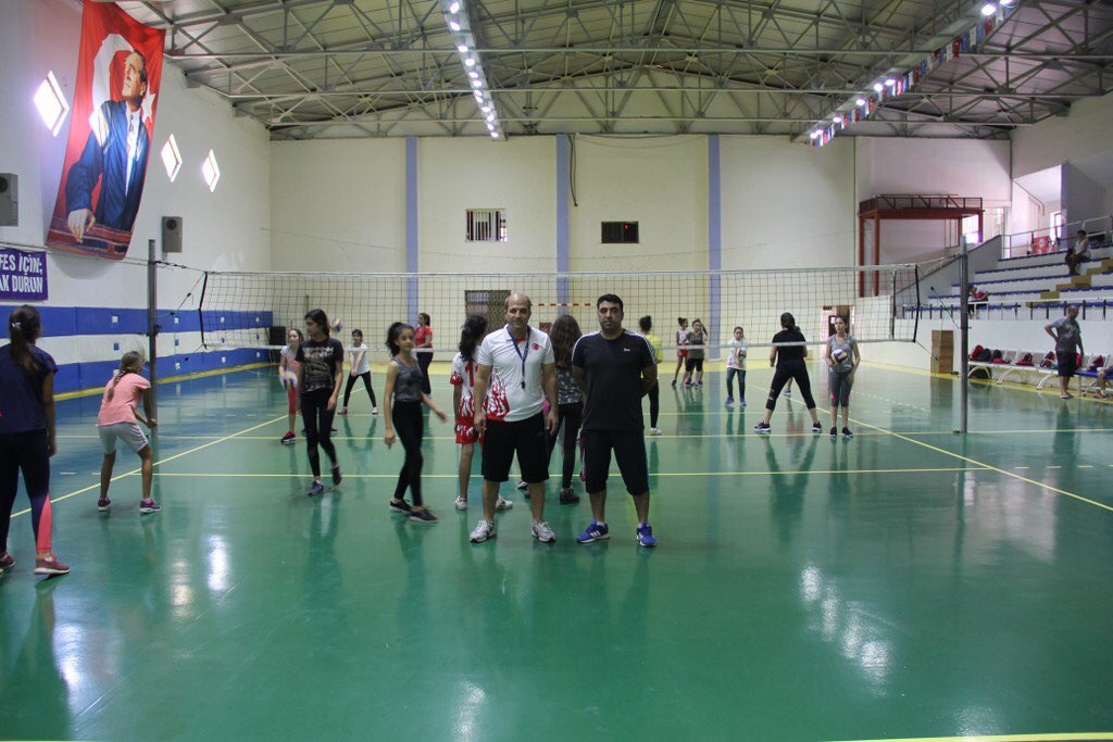 İl Spor Merkezleri #YazSporOkulları kapsamında Seyfi Alanya Spor Salonumuzda #Voleybol Eğitimlerimiz ve Kurs kayıtlarımız  devam ediyor. #BuYazMutlakaSporaBaşlamalısın 
#SporKentiMersin <a href="/OA_Bak/">Dr. Osman Aşkın Bak</a> <a href="/farukozcelikgsb/">Faruk Özçelik</a> <a href="/mehbaykan/">Mehmet Baykan</a> @sagunes40