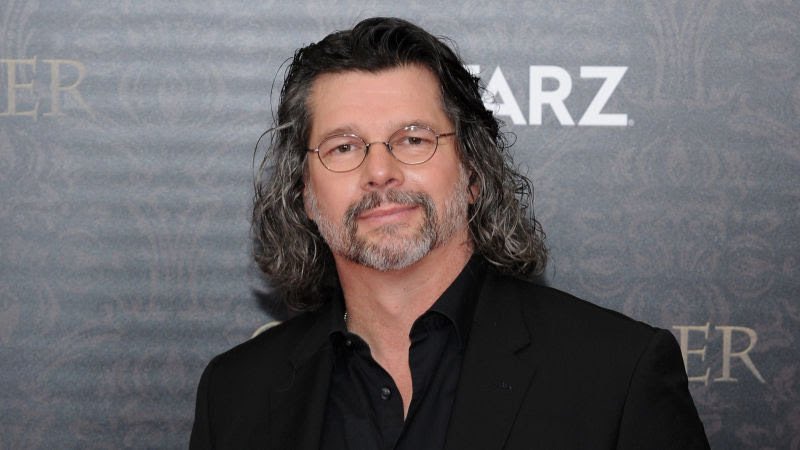    We wish a very happy birthday to the sci-fi screenwriter Ronald D. Moore! ¡Feliz cumpleaños 