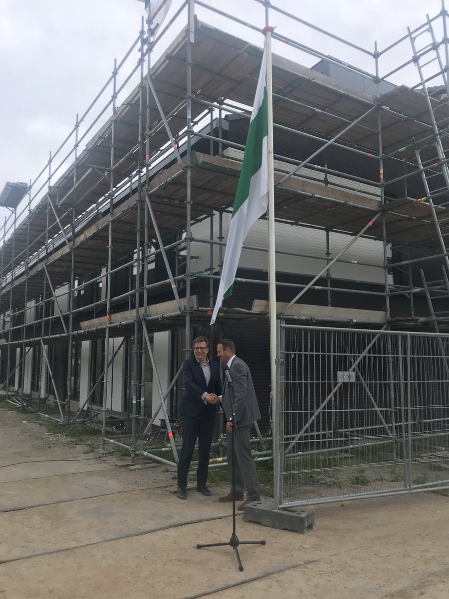 TheodorKoenen's tweet photo. Officiële handeling 15 woningen door Wethouder Roeland van der Schaaf @gem_groningen project Stadswerf van @bpd_nl_nom in samenwerking met Esprit Planontwikkeling. Gebouwd door Bouwbedrijf Kooi uit Appingedam. Enthousiaste kopers op 1e ontwikkeling in stad Groningen door #BPD https://t.co/yGDDsNnY5G