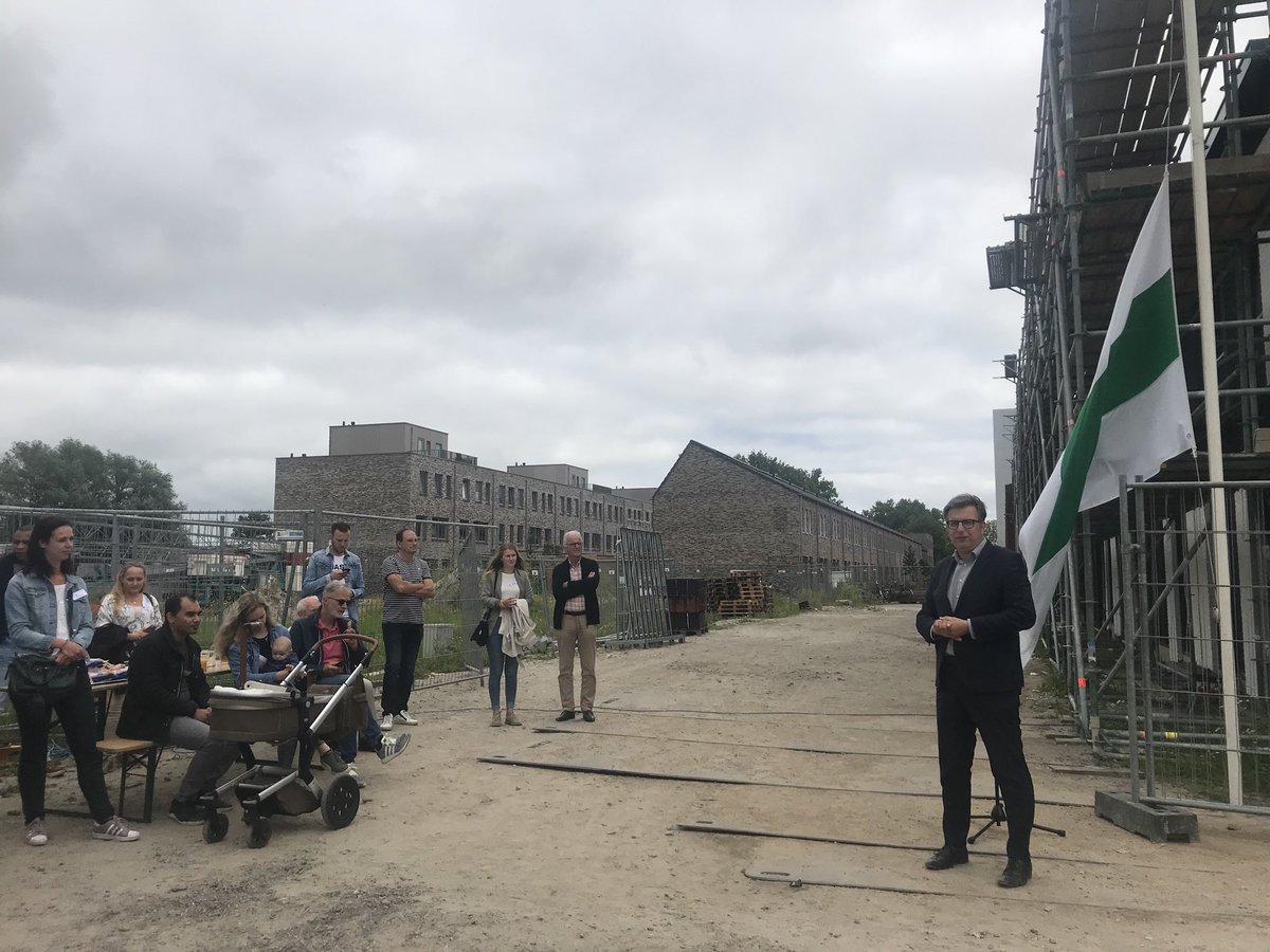 TheodorKoenen's tweet photo. Officiële handeling 15 woningen door Wethouder Roeland van der Schaaf @gem_groningen project Stadswerf van @bpd_nl_nom in samenwerking met Esprit Planontwikkeling. Gebouwd door Bouwbedrijf Kooi uit Appingedam. Enthousiaste kopers op 1e ontwikkeling in stad Groningen door #BPD https://t.co/yGDDsNnY5G