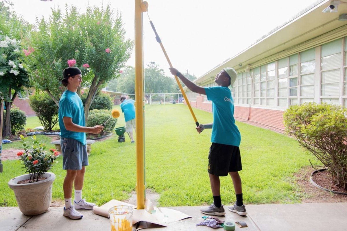 MaximoVedoya's tweet photo. The @Ternium team in Shreveport, Louisiana, have joined teachers and parents to fix and embellish the Riverside Elementary school, where 500 children attend classes every day. We are committed to the communities where we live and work, every day. It is in our DNA. https://t.co/FUEjRJNrzl