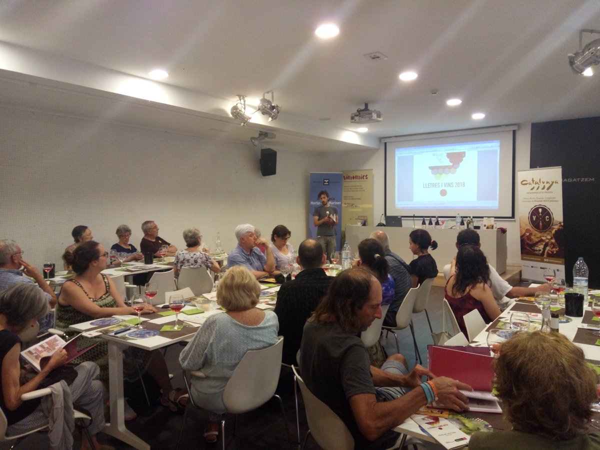 DOCatalunya's tweet photo. Gran vespre de #Bibliotequesambdo a #horta #bbcnCanMariner amb la presentació de #vinomics #comics #vins amb @RaulDeamo https://t.co/IF2RcNqly9