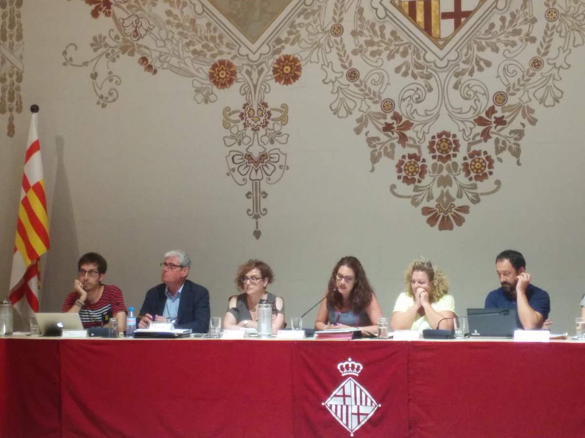 SomLeiva37's tweet photo. Celebrem sentir que la regidora @L_Makeba explica al #PleSantsMont que s'ha trobat una "solució provisional" per desencallar l'entrega de pisos VPO dels @afectatscanbat1. https://t.co/KAH3YC7rQr