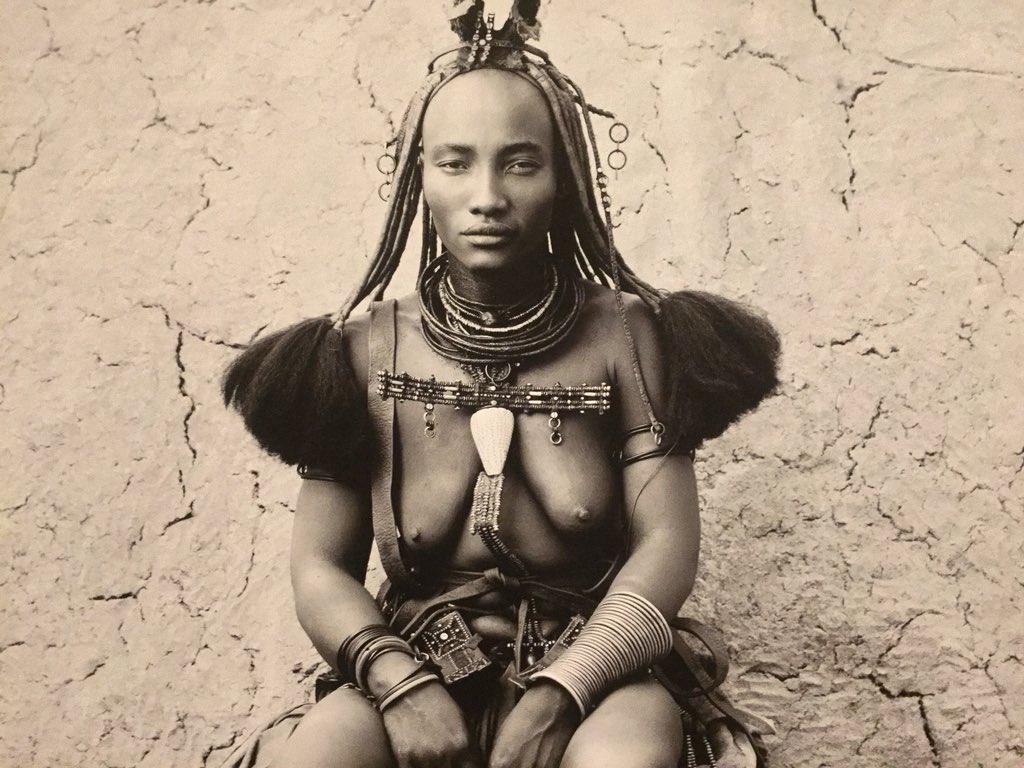 Zanda732's tweet photo. Ou’chea at #RandClubZA supporting the homie #XavierSaer - one of @ALUSHI_JHB’s nearest &amp; dearest photographer📷friends. 

This #LORDSOFTHESAND exhibition of the #HimbaTribe #BYXAVIER is what photography is ALL ABOUT - 10% of all sales are donated back to the community🙏🏽‼️ https://t.co/0t8gX1HjwQ