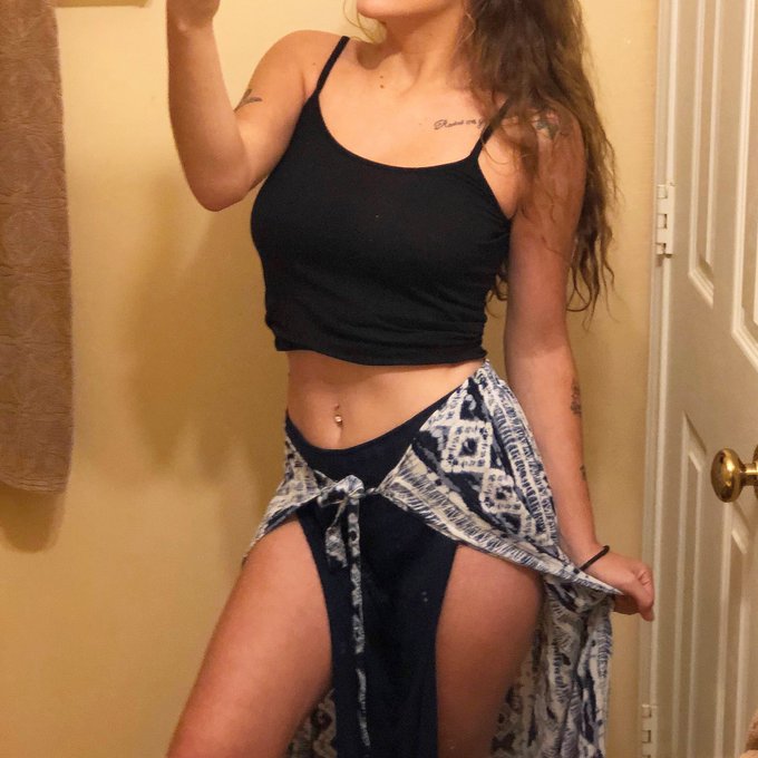 Sometimes I forget how pretty I am https://t.co/bEZntExH6X