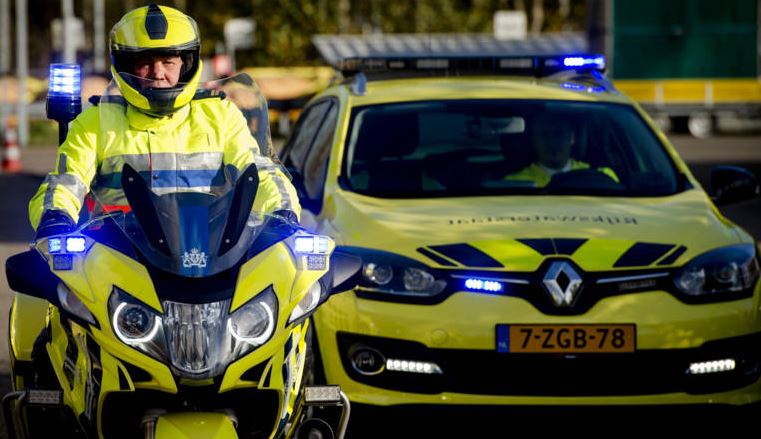 Zojuist reed onze weginspecteur met blauwe zwaailichten en sirene naar een noodsituatie in Utrecht. Desondanks ging niet iedereen aan de kant. Ook hij/zij hoort voorrang te krijgen. #veiligheidvooralles