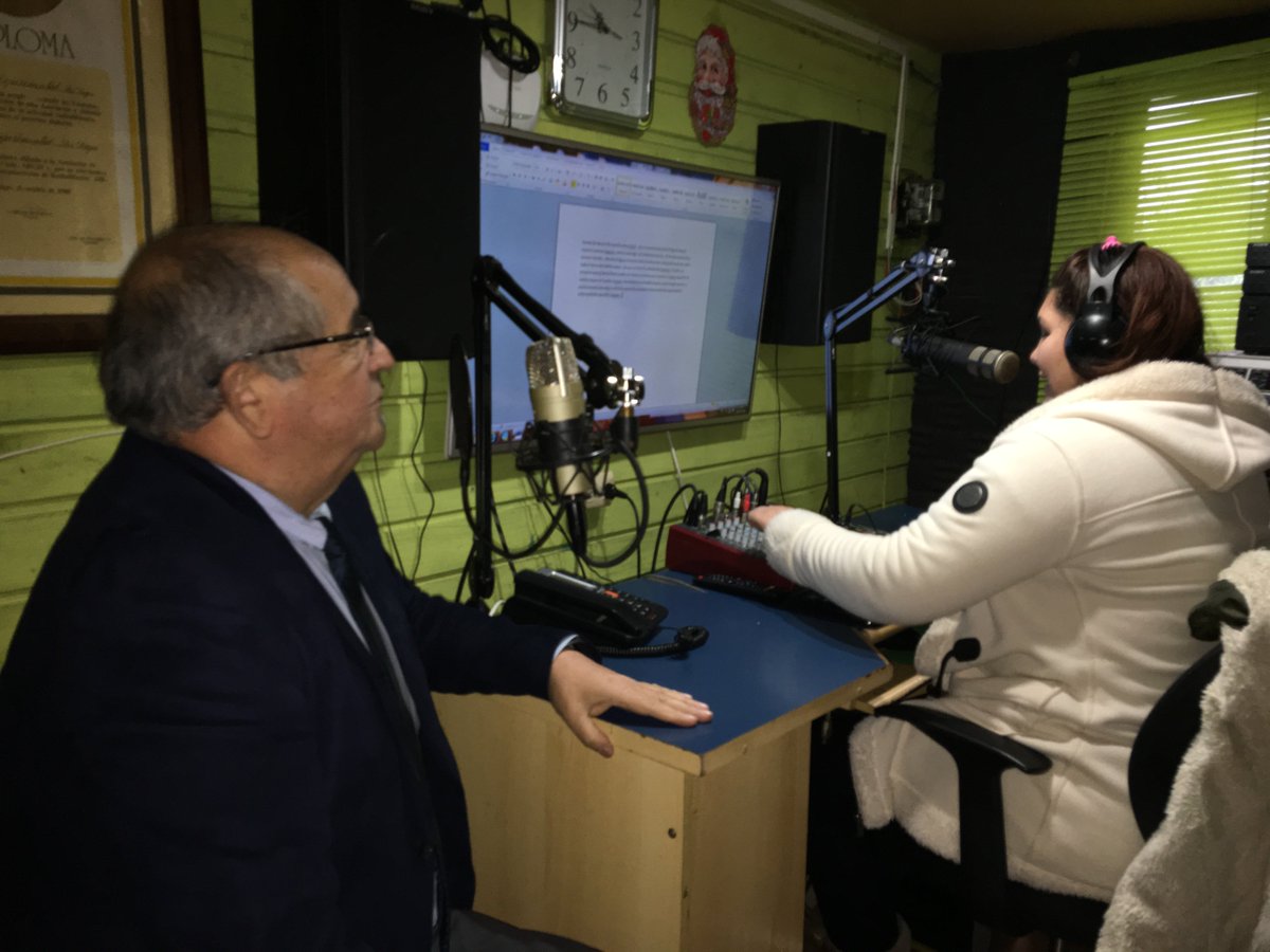 MDSLosRios's tweet photo. Seremi @CarlosRolack en estos momentos en #RadioLosLagos en la comuna del mismo nombre para conversar sobre lineamientos que el Presidente @sebastianpinera a través del @GobiernodeChile ha entregado con el fin de trabajar por los ciudadanos más vulnerables. #ChileLoHacemosTodos https://t.co/YYkIIQeE8l