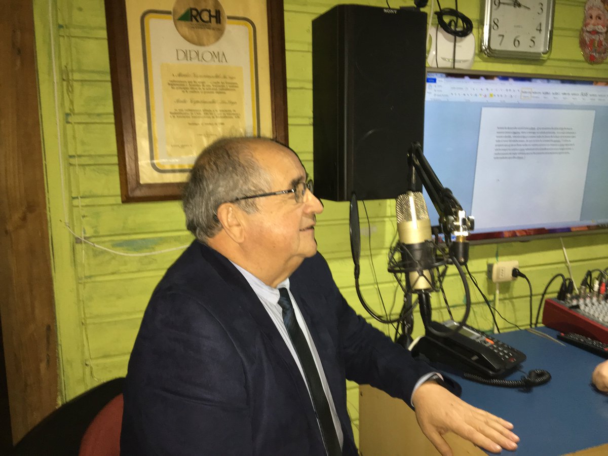 MDSLosRios's tweet photo. Seremi @CarlosRolack en estos momentos en #RadioLosLagos en la comuna del mismo nombre para conversar sobre lineamientos que el Presidente @sebastianpinera a través del @GobiernodeChile ha entregado con el fin de trabajar por los ciudadanos más vulnerables. #ChileLoHacemosTodos https://t.co/YYkIIQeE8l
