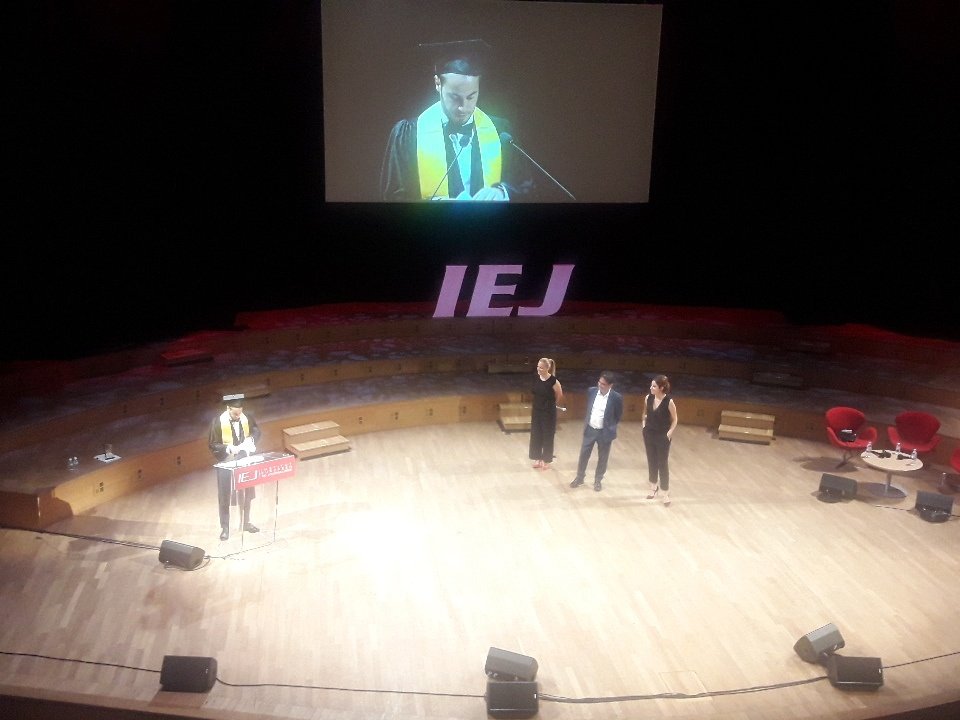 IEJ_Paris's tweet photo. Bravo à Clément Brossard, major de promo du M1 Journalisme de sport! #GraduationIEJ https://t.co/UJ3qRTvMUQ