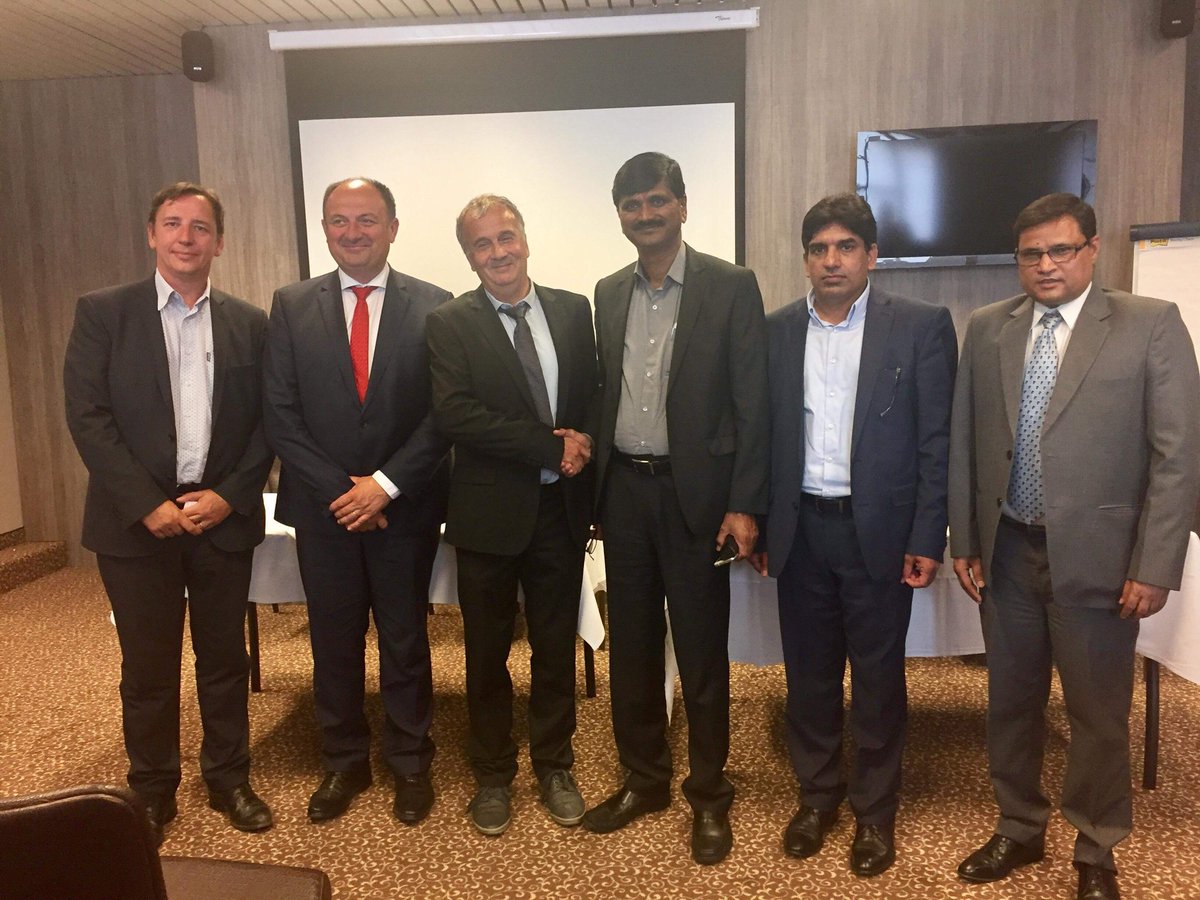 KempeneersM's tweet photo. Nouveau succès international pour #REVATIS. Joint venture avec #PulsePharma, Hyderabad. Accès à un immense marché et consolidation technologique en Wallonie. @wborsus @AWEX_Asia @India_Awex @AWEX_India #Partenariat #FiliereEquine #SanteHumaine #StateVisitIndia2017 https://t.co/GbVaq0oVhR