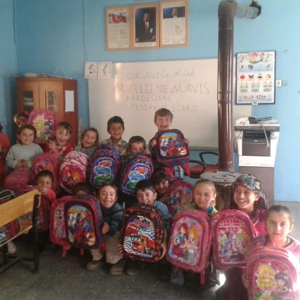 Sevgili ailemiz merhaba Geçen yıl 130 öğrenci ye çanta seti hediye ettik hedefimiz bu yıl 250 öğrenci  bi öğrenci çanta seti bedeli 100 tl ister sizler bi çanta seti alıp bize gönderin isterseniz bizler sizin adınıza toptan alalım detaylı bilgi watsap 0543 527 63 34 litfen RT