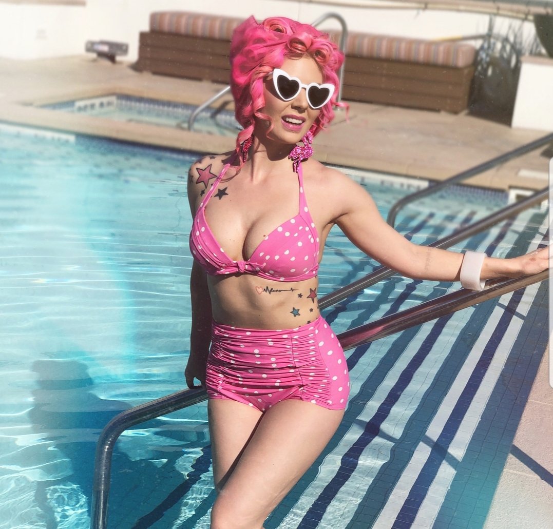 Cutest little Bombshell, <a href="/annalee_belle/">Annalee Belle</a> ! One of our VIP guests, such a beauty. 💕 #lasvegassalon #vegassalon #lasvegas #fremontstreet #dtlv #pinupgirl #pinup #pink #retro