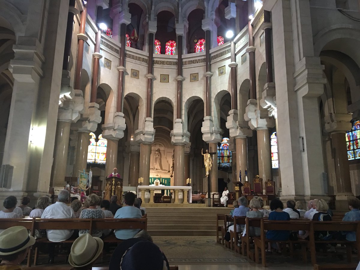 Stephane_Ravier's tweet photo. Je participais, en la Basilique du Sacré-Cœur à #Marseille, à la messe du souvenir du massacre du 5 juillet 62 à Oran.

Massacre rendu possible par l'inaction de l'armée française, inaction ordonnée par son général qui, après « avoir compris », a trahi les Français d'Algérie. https://t.co/LUco8PoNKz