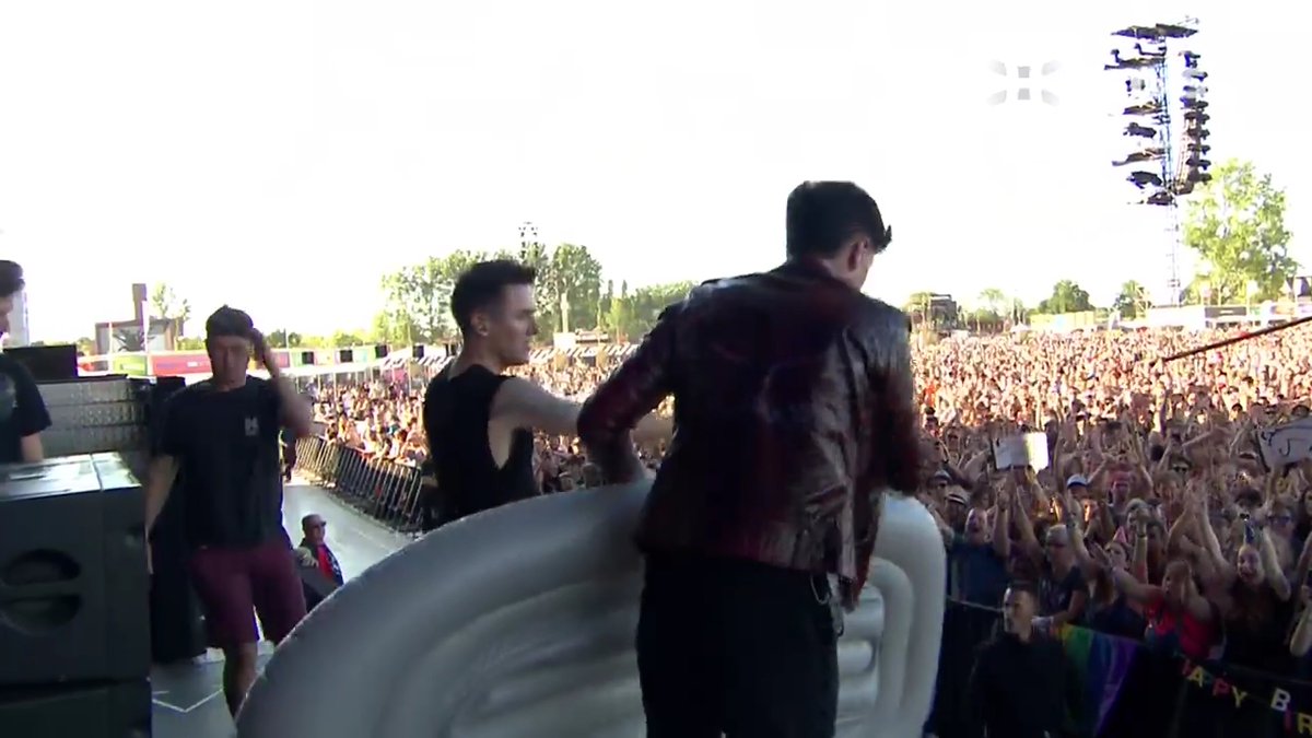 Musicangel1712's tweet photo. what a fucking way to spend you #40th #birthday @thescript nice surprise from @thescriptdanny   massive #HappyBirthdayGlen #thescript #crowdsurfin #dingie #rockandroll happy birthday #bestdrummerever  #epic set #rockwerchter #headliners for sure next year!!!! 💚💚💚💚😘😘🎂🎂 https://t.co/BwTwWL2L7Z