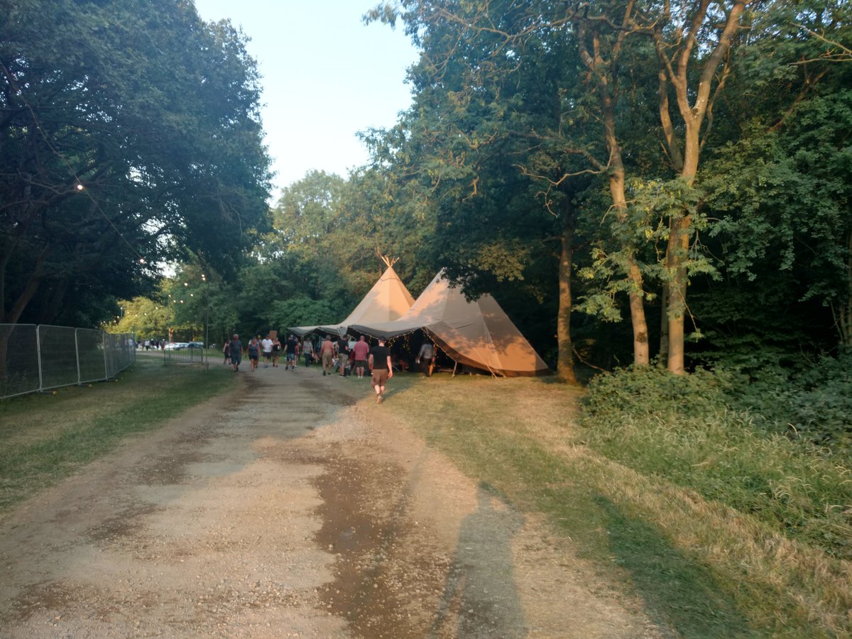 cadman1982's tweet image. #undertheappletree