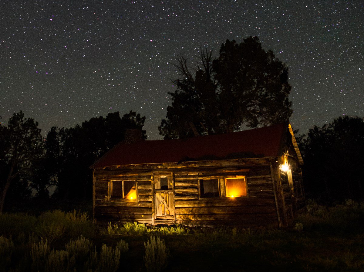 Did you know the stars in the sky helped escaping slaves find their way north to freedom? This July as we celebrate our nation's independence, we reflect on the role the night sky played in the lives of these early Americans. #IDeclare 

nps.gov/articles/drink…