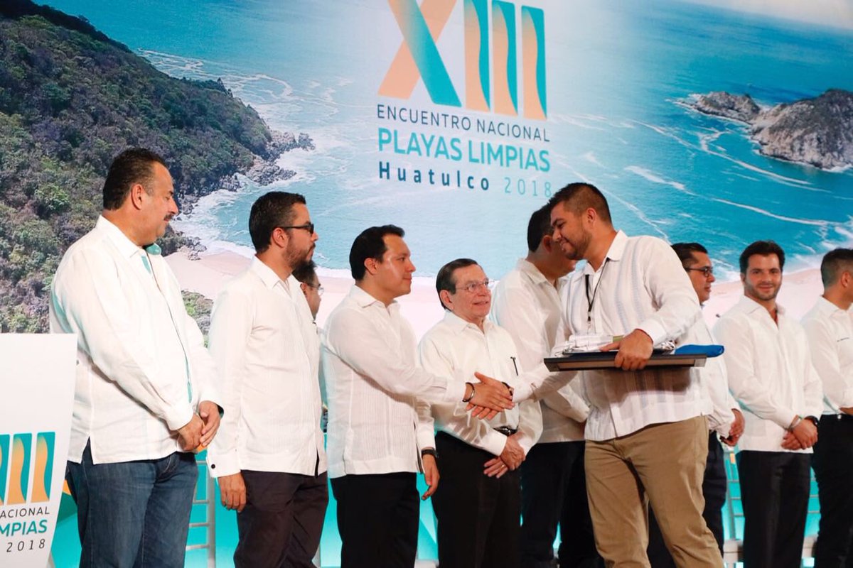 Benjamin_Hdez_'s tweet photo. El Gobernador @alejandromurat inauguró el Encuentro Nacional de Playas Limpias Huatulco 2018, organizado por la @CEA_GobOax y cuyo objetivo es analizar los estándares de calidad y conservación de las playas mexicanas que permitan alcanzar certificaciones internacionales https://t.co/Nk8qBFPHCl