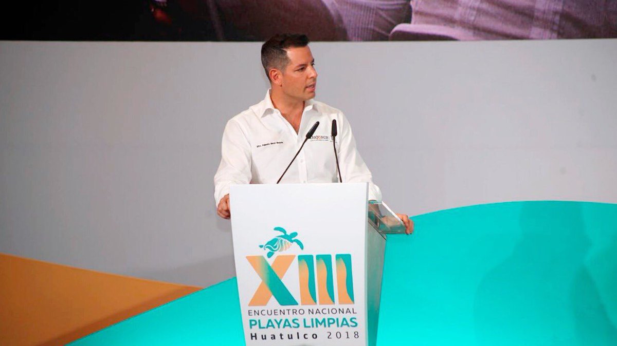 Benjamin_Hdez_'s tweet photo. El Gobernador @alejandromurat inauguró el Encuentro Nacional de Playas Limpias Huatulco 2018, organizado por la @CEA_GobOax y cuyo objetivo es analizar los estándares de calidad y conservación de las playas mexicanas que permitan alcanzar certificaciones internacionales https://t.co/Nk8qBFPHCl