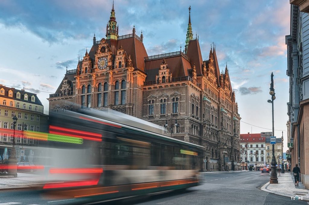 fotoTeope's tweet photo. Večerní linka. https://t.co/BC6Y1L6EQN #teope #liberec #town #photography #townhall https://t.co/OyCc4ZeOeK