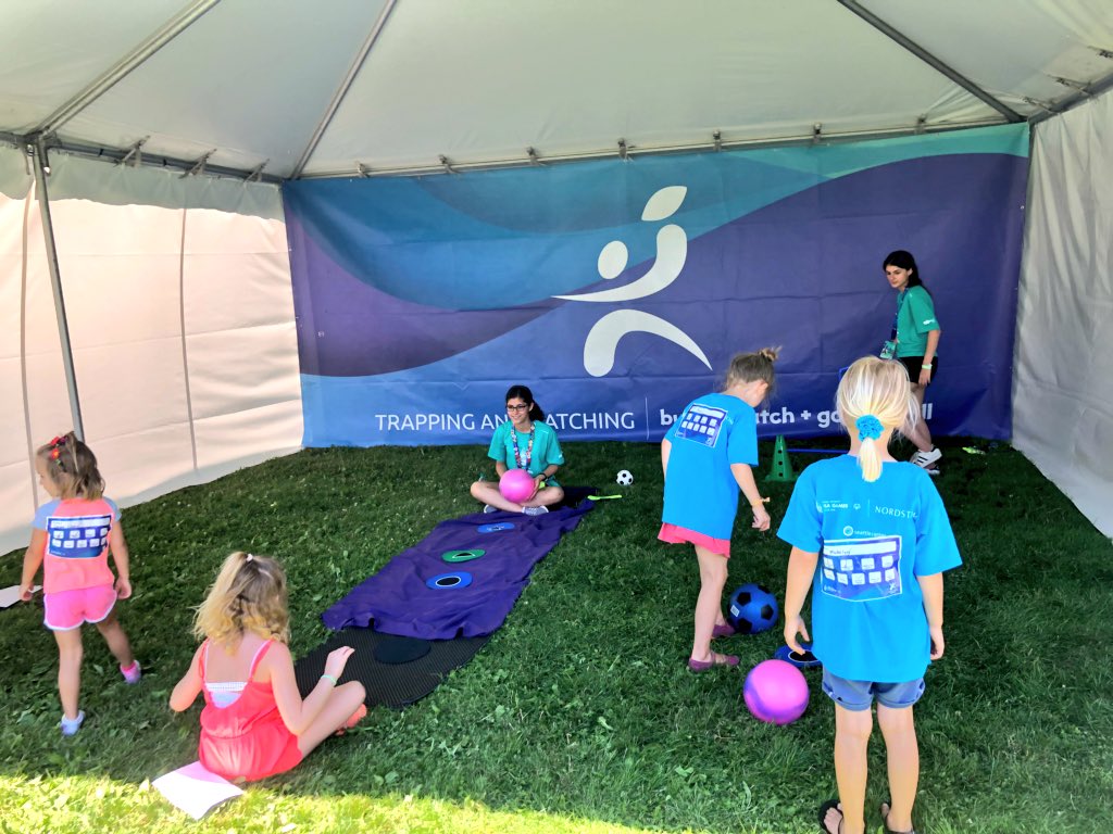 SpecialOlympics's tweet photo. .@SONewJersey Unified Youth Leaders Paige &amp; Bella helping at the Young Athletes Festival as part of their rotation during #YLE2018 at the #2018USAGames. #RiseWithUs #ChooseToInclude https://t.co/J6yeldLdDw