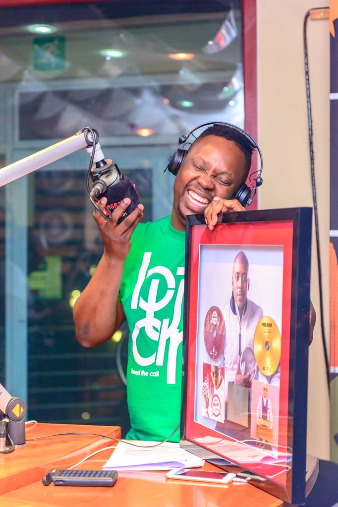 mobidixon's tweet photo. #LiveTheMusic OFFICIALLY GONE PLATINUM! Just as we are getting ready to release my new album #10StepsForward @nichumesings &amp; I brought a gift for @gagasifm @thekingsdrive @djnaves @sphectacula #PlatinumPlaque #PlatinumStatus https://t.co/reXJzaCXys