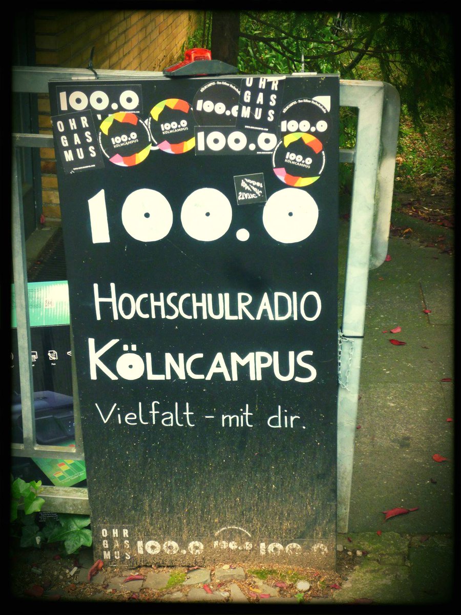 Das Eingangsschild: "100.0 Hochschulradio Kölncampus Vielfalt - mit dir. "