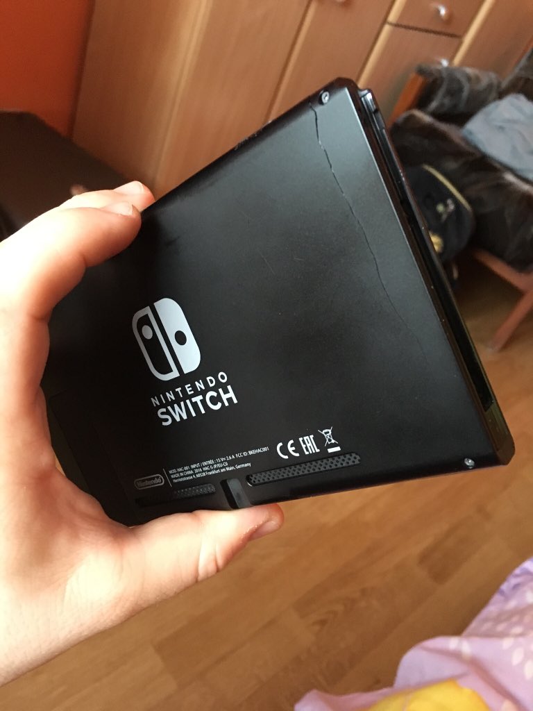 Владельцы Nintendo Switch пожаловались на появление трещин на корпусе консоли