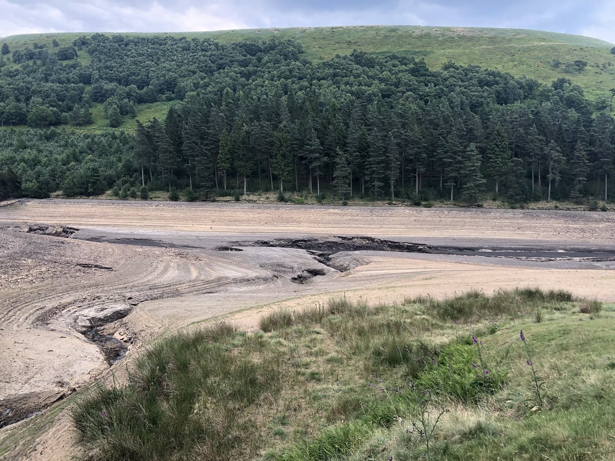 STOP using your hosepipes folks. This was Howden Reservoir at 3pm today. #ukwater #ukheatwave