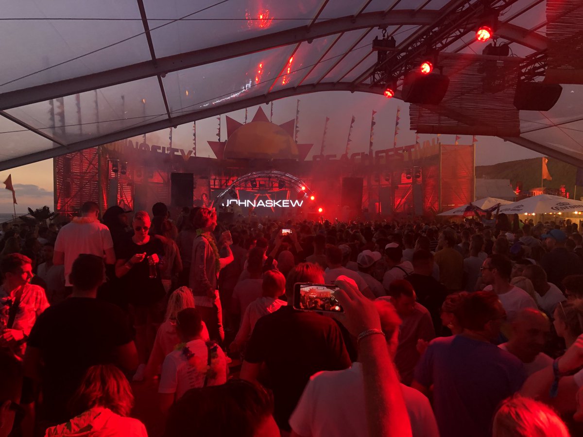 AquagemGemma's tweet image. @randdofficial at the front for @djjohnaskew set at #luminositybeachfestival @ExpSessions