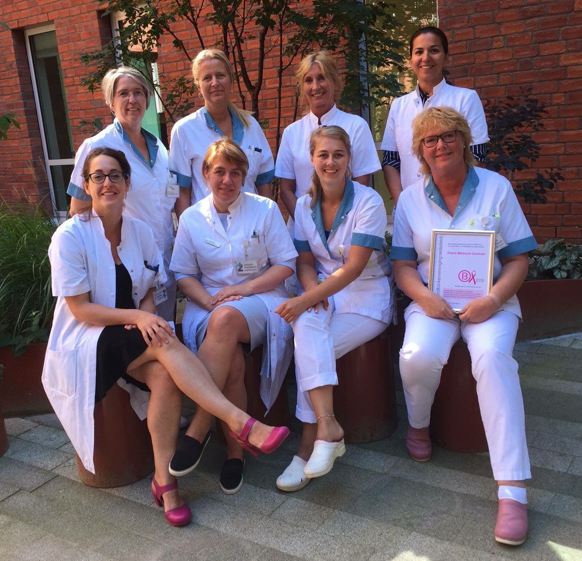 jvdwalle's tweet image. Wij zijn trots op ons 'mammateam' dat opnieuw het roze lintje ontving! Hier met z'n allen op de foto (alleen dr. van Bochove ontbreekt)
Op de website staat veel informatie over de behandelingen. zaansmedischcentrum.nl/patienten/beha…