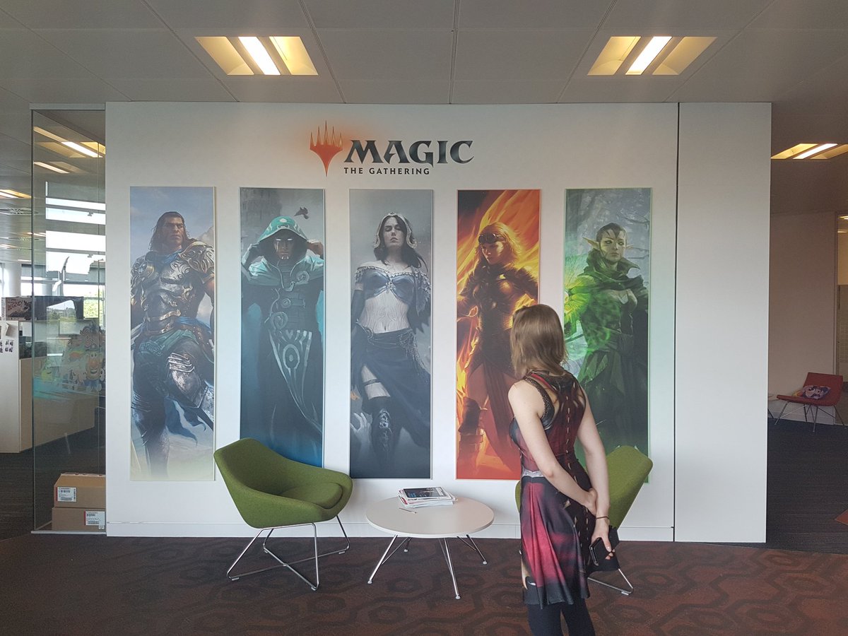 AtlasCrafts's tweet photo. @NissaCosplay at @Wizards_MagicEU picking favorites...
#mtg #mtgcommunity #magic25 #cosplay https://t.co/ZZicVigNe0